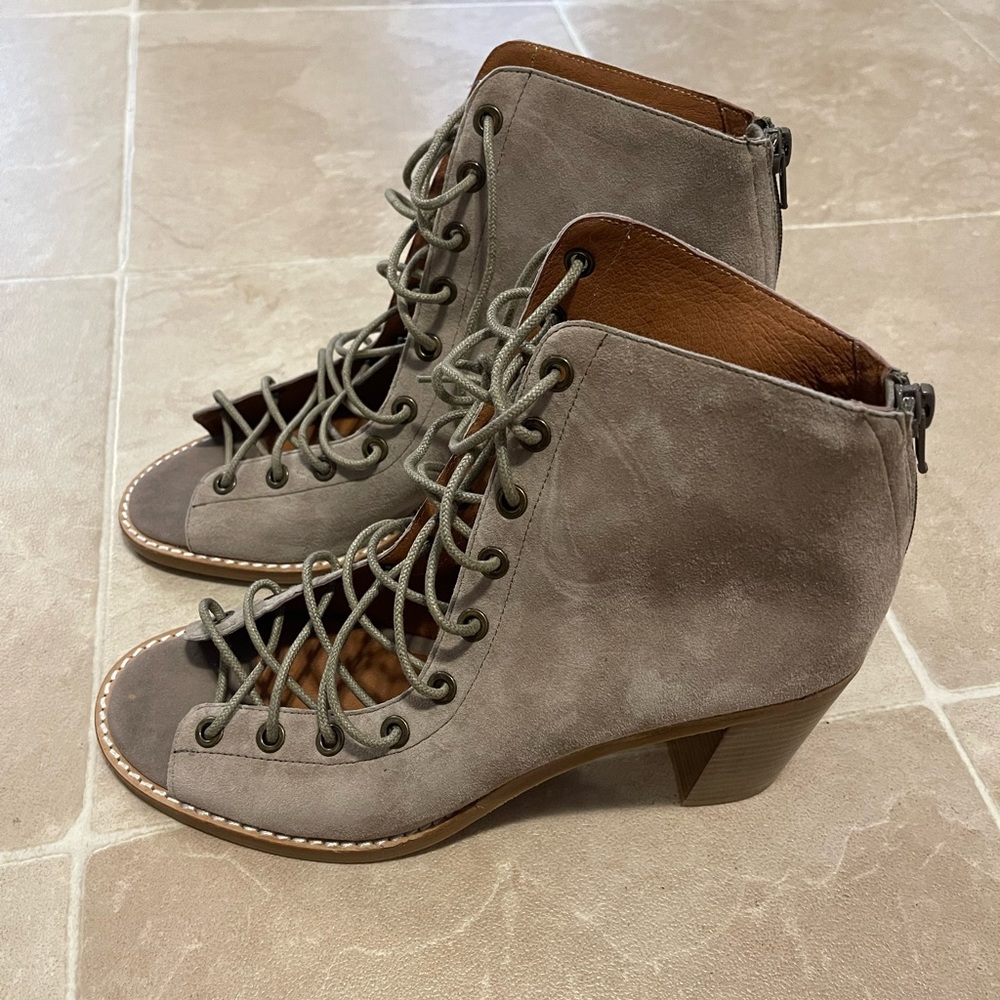 NWOT Jeffrey Campbell Suede Peep Toe Booties Taupe Size 9